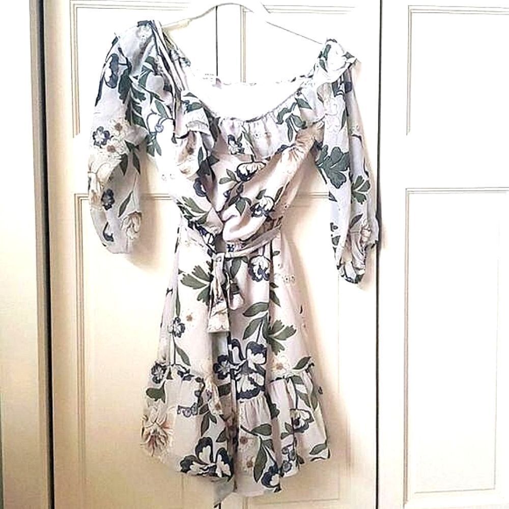 BB DAKOTA FLORAL DRESS, Size M, NWOT!